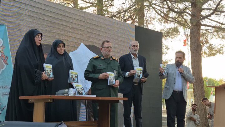 رونمایی از کتاب «من و محمود» در مشهد رونمایی از کتاب «من و محمود» در مشهد