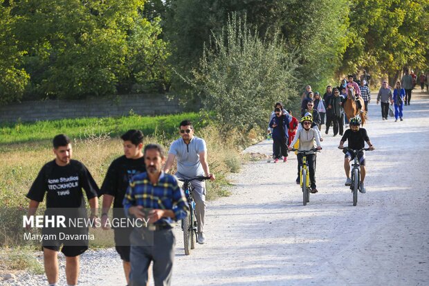پیاده روی خانوادگی در بجنورد