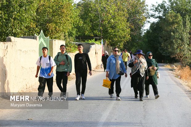پیاده روی خانوادگی در بجنورد