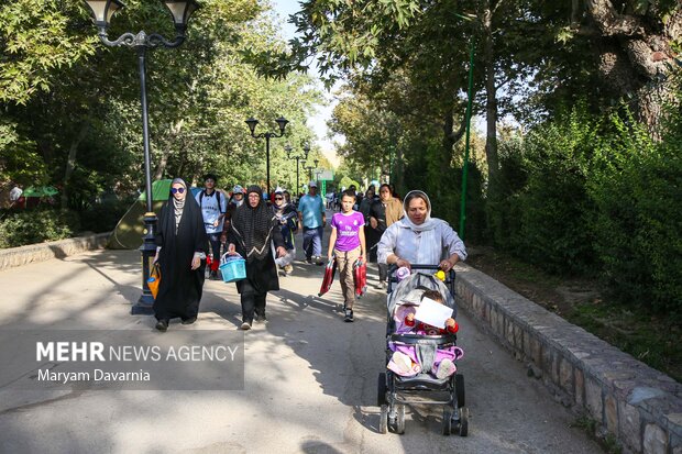 پیاده روی خانوادگی در بجنورد