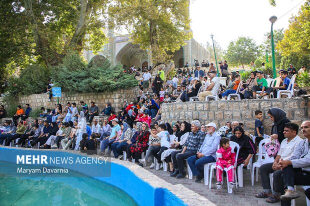 پیاده روی خانوادگی در بجنورد