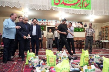 توزیع بسته‌های معیشتی و نوشت‌افزار بین دانش‌آموزان نیازمند تبریز