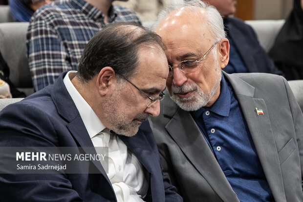 آیین اعطای مدال به دانشمند جوان