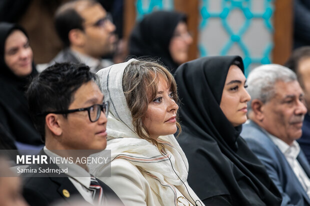 آیین اعطای مدال به دانشمند جوان
