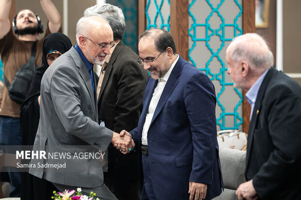 آیین اعطای مدال به دانشمند جوان