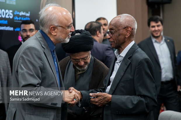 آیین اعطای مدال به دانشمند جوان