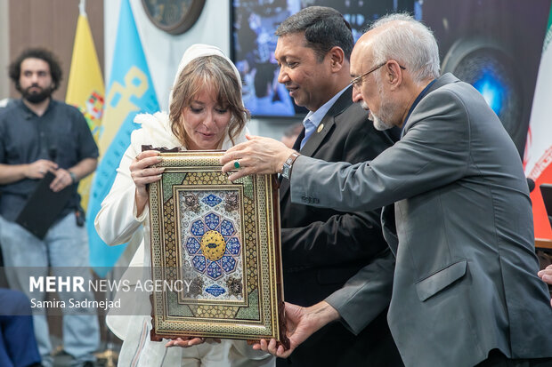 آیین اعطای مدال به دانشمند جوان