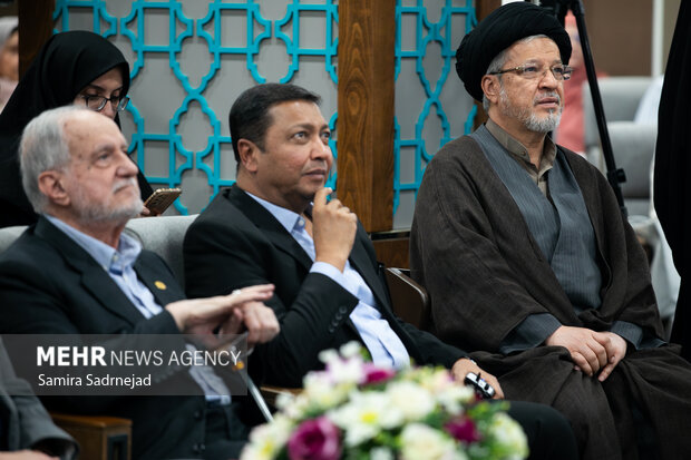 آیین اعطای مدال به دانشمند جوان