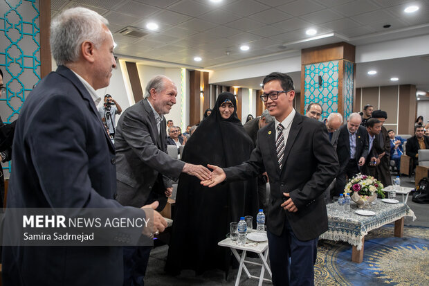 آیین اعطای مدال به دانشمند جوان