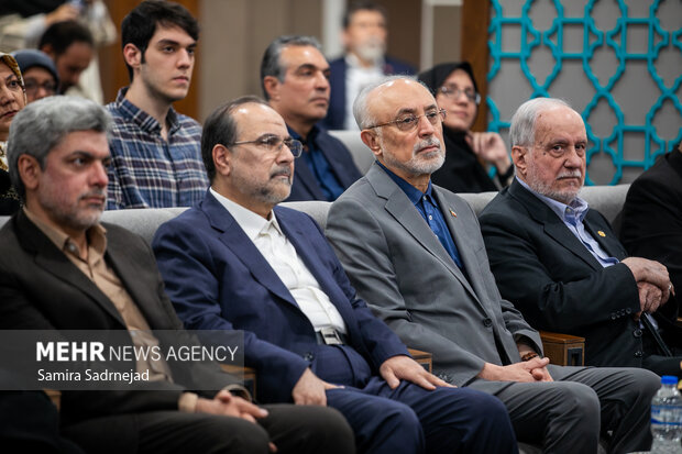 آیین اعطای مدال به دانشمند جوان