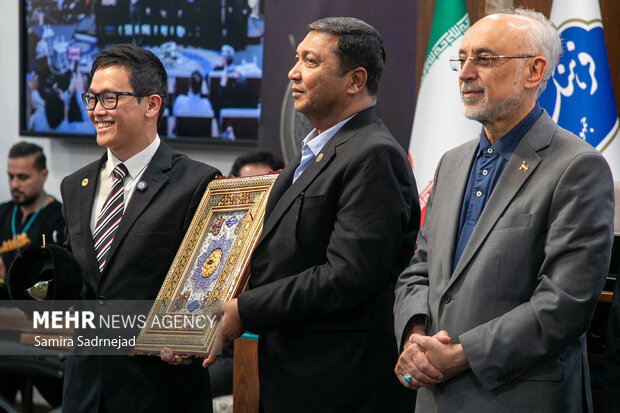 آیین اعطای مدال به دانشمند جوان