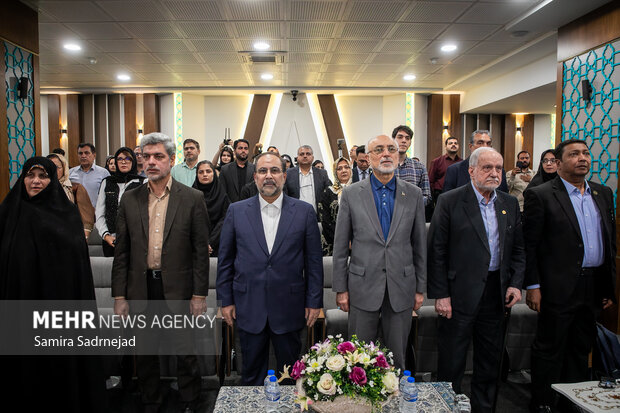 آیین اعطای مدال به دانشمند جوان