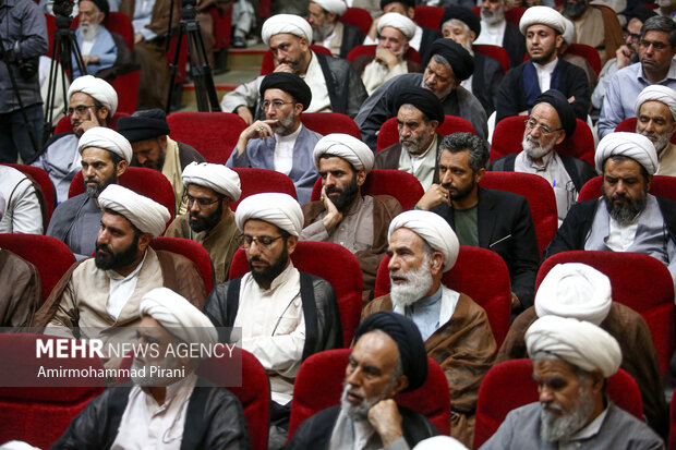 آیین رونمایی و آغاز برپایی جلسات درس اخلاق در مساجد استان قم