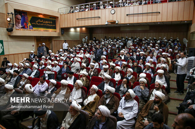 آیین رونمایی و آغاز برپایی جلسات درس اخلاق در مساجد استان قم