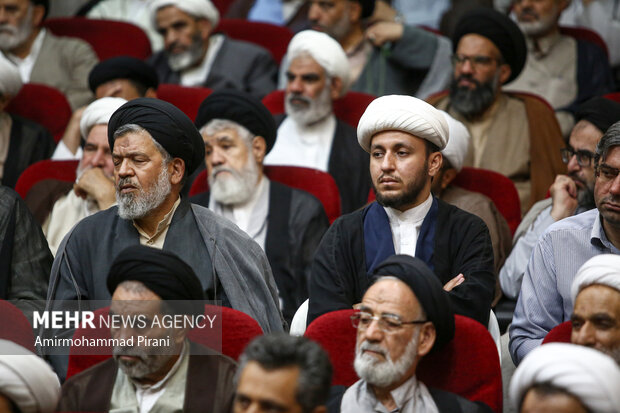 آیین رونمایی و آغاز برپایی جلسات درس اخلاق در مساجد استان قم