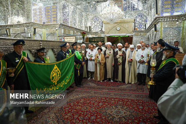 آئین غبارروبی و عطرافشانی حرم شاهچراغ(ع) آئین غبارروبی و عطرافشانی حرم شاهچراغ(ع)