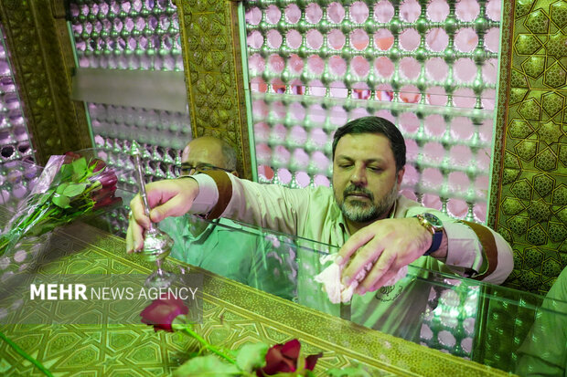 آئین غبارروبی حرم شاهچراغ(ع) به مناسبت هفته وحدت