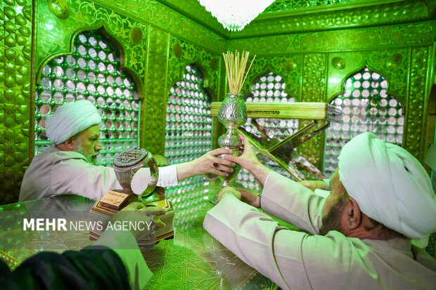 آئین غبارروبی حرم شاهچراغ(ع) به مناسبت هفته وحدت
