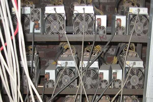 پلیس کرمان به فعالیت ۱۸ دستگاه ماینر پایان داد