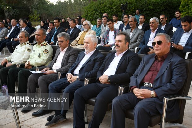 مراسم رونمایی از بزرگترین فرش تاریخی ، تصویری ایران و جهان در بیرجند