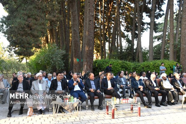 مراسم رونمایی از بزرگترین فرش تاریخی ، تصویری ایران و جهان در بیرجند