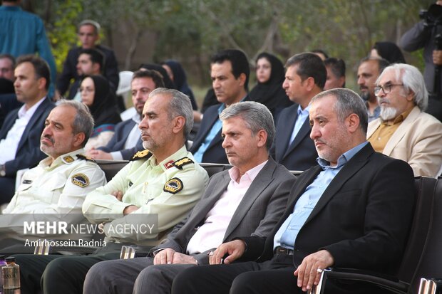 مراسم رونمایی از بزرگترین فرش تاریخی ، تصویری ایران و جهان در بیرجند