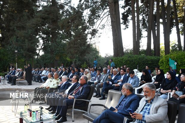مراسم رونمایی از بزرگترین فرش تاریخی ، تصویری ایران و جهان در بیرجند