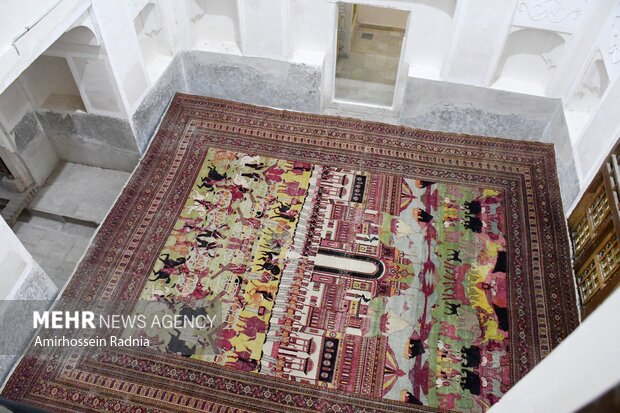 مراسم رونمایی از بزرگترین فرش تاریخی ، تصویری ایران و جهان در بیرجند