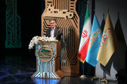 برنده جایزه مصطفی جایزه نقدی خود را به دانشمندان جوان اهدا کرد