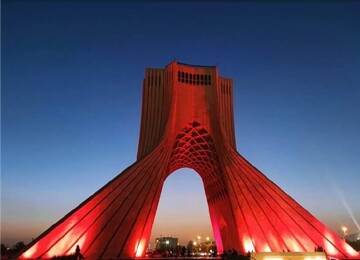 برج آزادي(الحرية) في طهران يكتسي اللون الأحمر