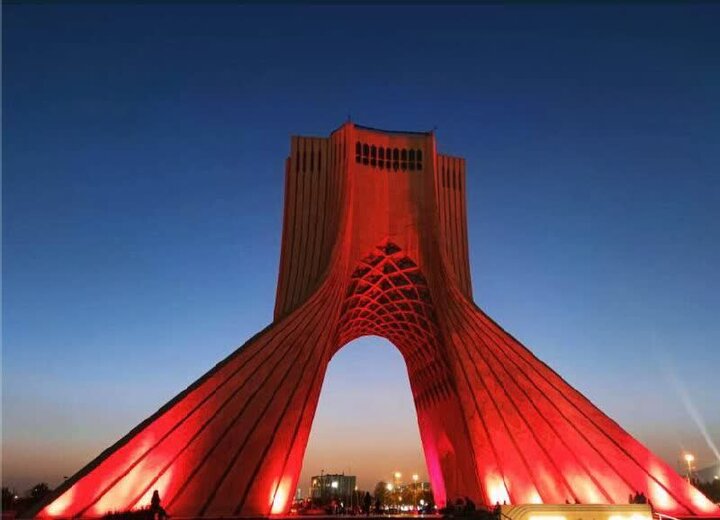 برج آزادي(الحرية) في طهران يكتسي اللون الأحمر