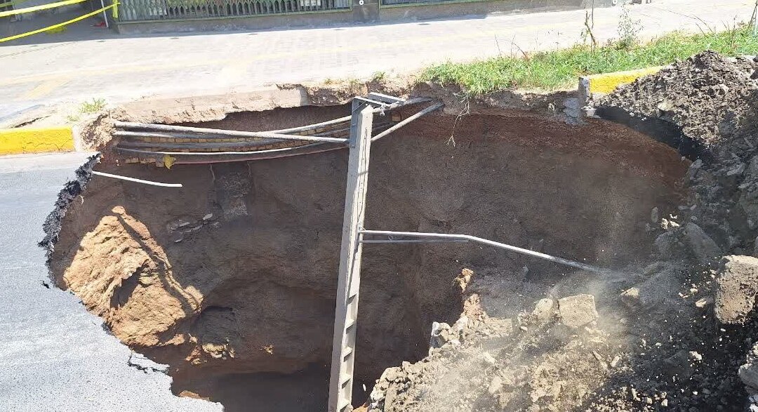 ایجاد حفره ۱۵متری درخیابان هشت‌بهشت غربی اصفهان