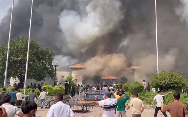 Nepal'de protestocular parlamento binasını ateşe verdi Nepal'de protestocular parlamento binasını ateşe verdi