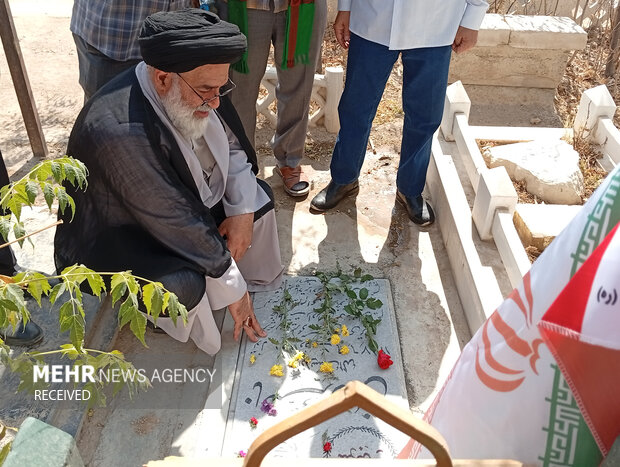 مراسم عطر وگل افشانی شهدای ۱۷ شهریور