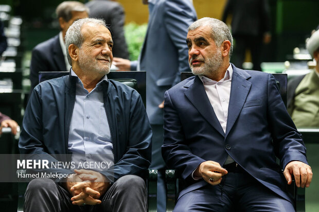 جلسه غیر علنی مجلس با حضور رئیسجمهور و اعضای هیئت دولت 13