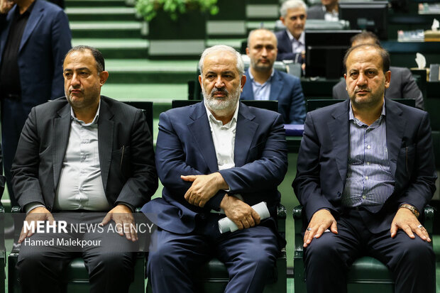 جلسه غیر علنی مجلس با حضور رئیسجمهور و اعضای هیئت دولت 14