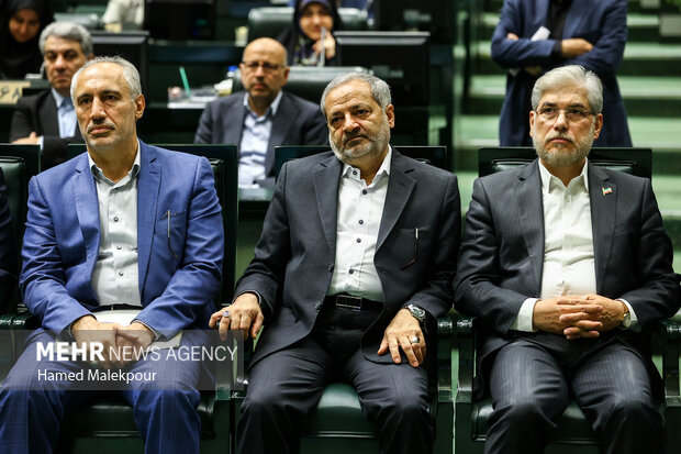 جلسه غیر علنی مجلس با حضور رئیسجمهور و اعضای هیئت دولت 15