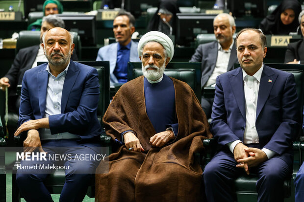 جلسه غیر علنی مجلس با حضور رئیسجمهور و اعضای هیئت دولت 16