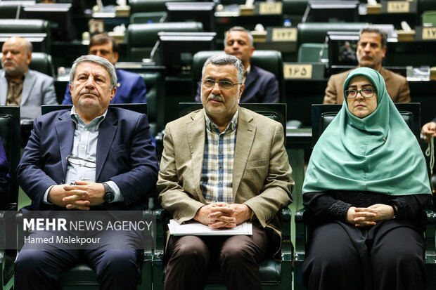جلسه غیر علنی مجلس با حضور رئیسجمهور و اعضای هیئت دولت 17