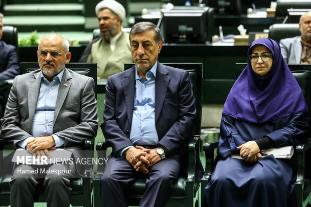 جلسه غیر علنی مجلس با حضور رئیسجمهور و اعضای هیئت دولت 18