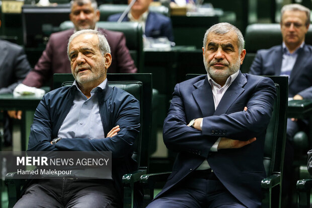 جلسه غیر علنی مجلس با حضور رئیسجمهور و اعضای هیئت دولت 19