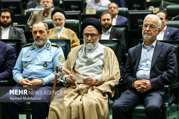 جلسه غیر علنی مجلس با حضور رئیسجمهور و اعضای هیئت دولت 21