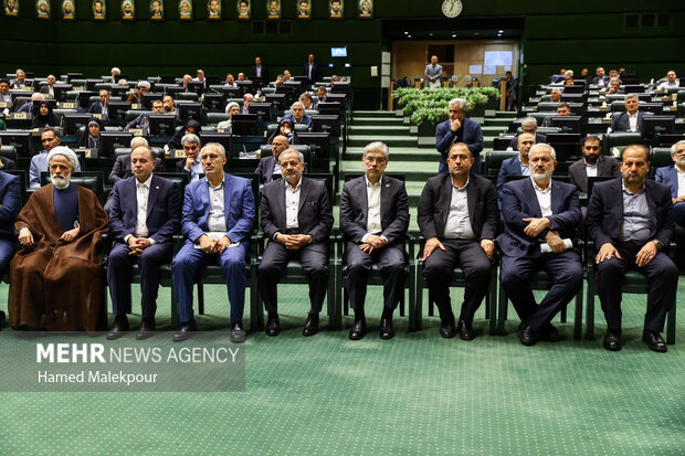جلسه غیر علنی مجلس با حضور رئیسجمهور و اعضای هیئت دولت 25