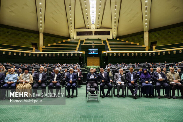 جلسه غیر علنی مجلس با حضور رئیسجمهور و اعضای هیئت دولت 26