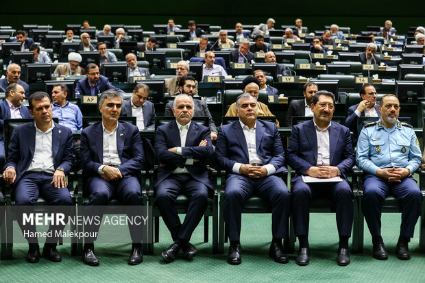 جلسه غیر علنی مجلس با حضور رئیسجمهور و اعضای هیئت دولت 31