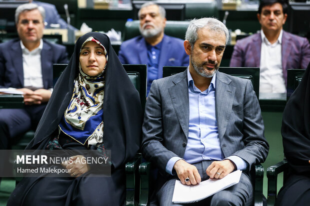 جلسه غیر علنی مجلس با حضور رئیسجمهور و اعضای هیئت دولت 32