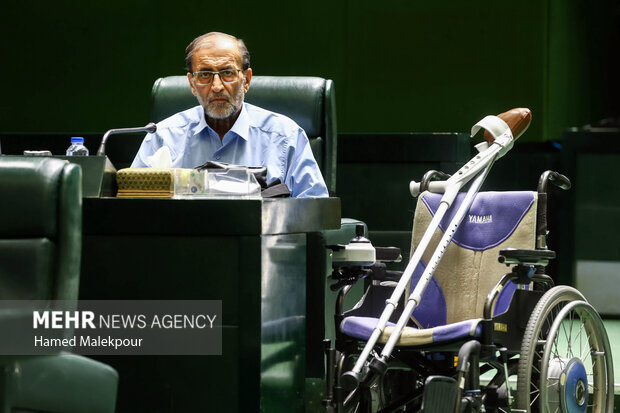 جلسه غیر علنی مجلس با حضور رئیسجمهور و اعضای هیئت دولت 37