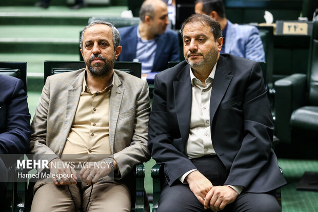 جلسه غیر علنی مجلس با حضور رئیسجمهور و اعضای هیئت دولت 51