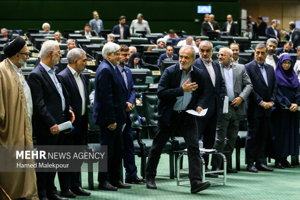 جلسه غیر علنی مجلس با حضور رئیسجمهور و اعضای هیئت دولت 60