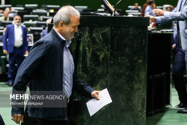 جلسه غیر علنی مجلس با حضور رئیسجمهور و اعضای هیئت دولت 62